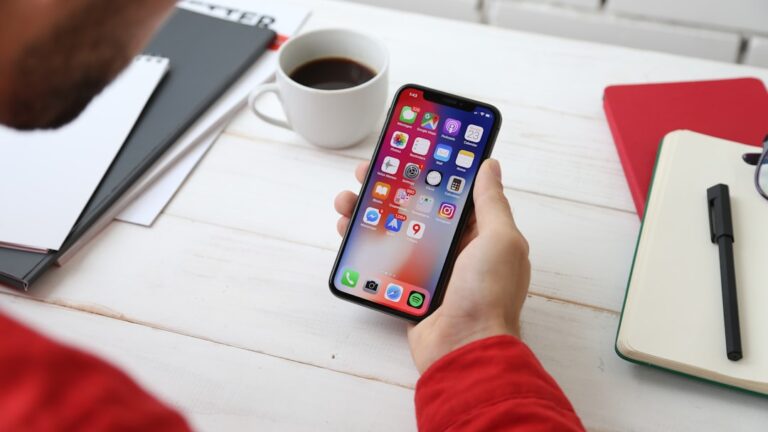 スマートフォンとデスクの写真。Photo by Yura Fresh on Unsplash